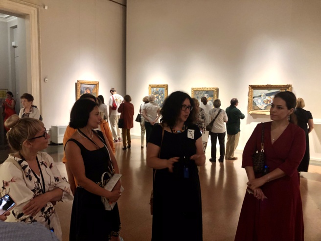 Студенты Института в зале Поля Сезанна