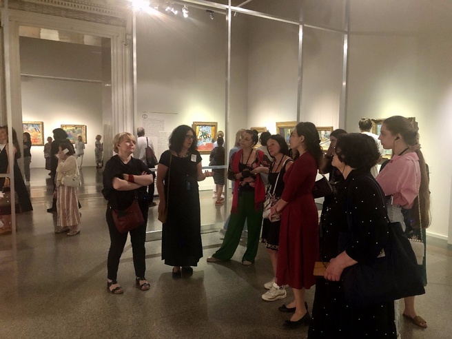 Студенты Института в зале фовистов