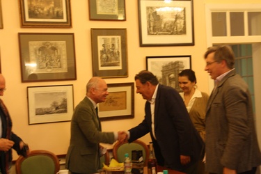 Михаил Ефремович Перченко, президент гильдии оценщиков при МКААД, приветствует господина Эрве Шайетта, президента SYMEV-Французской национальной ассоциации аукционистов.